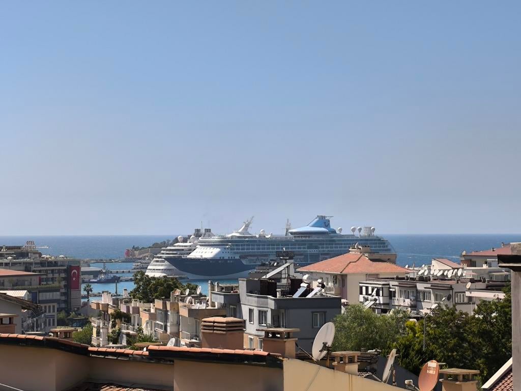 Villa 4+1 à vendre à Kuşadası, très proche de la mer, Woonhuis, 150 m², Stad, 4 kamers