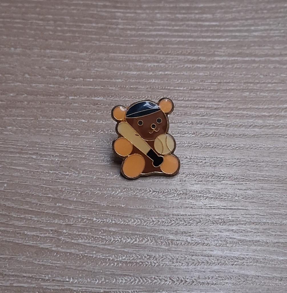 PIN - BEERTJE - TEDDY BEAR - TEDDYBEER - BASEBALL - HONKBAL, Verzenden, Gebruikt, Figuurtje, Speldje of Pin
