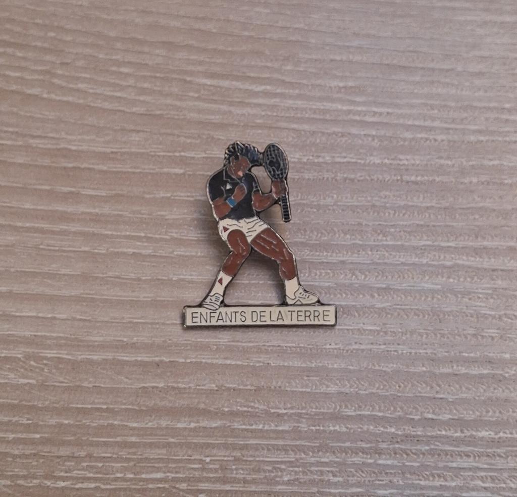 PIN - ENFANTS DE LA TERRE - TENNIS - YANNICK NOAH, Envoi, Utilisé, Sport, Insigne ou Pin's