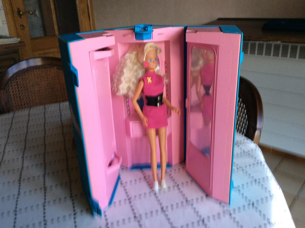 Barbie bureel en slaapkamer, Kinderen en Baby's, Ophalen, Zo goed als nieuw