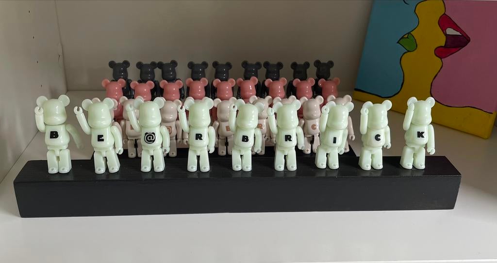 Bearbrick series 44 basics inclusief display, Ophalen of Verzenden, Zo goed als nieuw