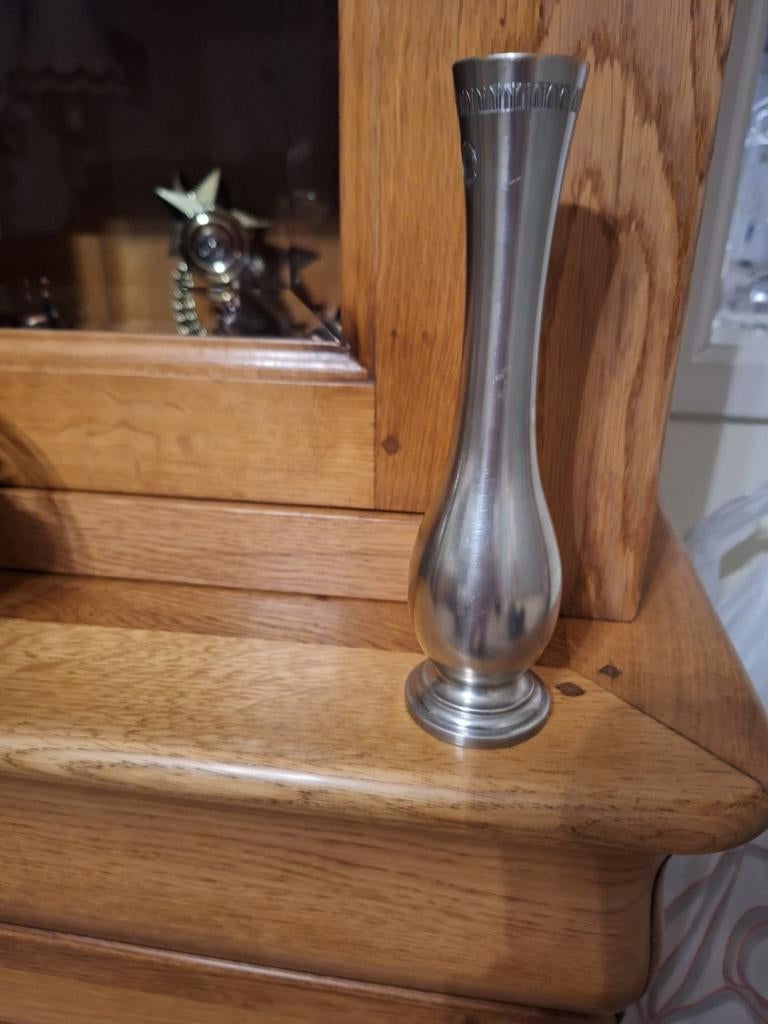 Petit vase en étain, Enlèvement