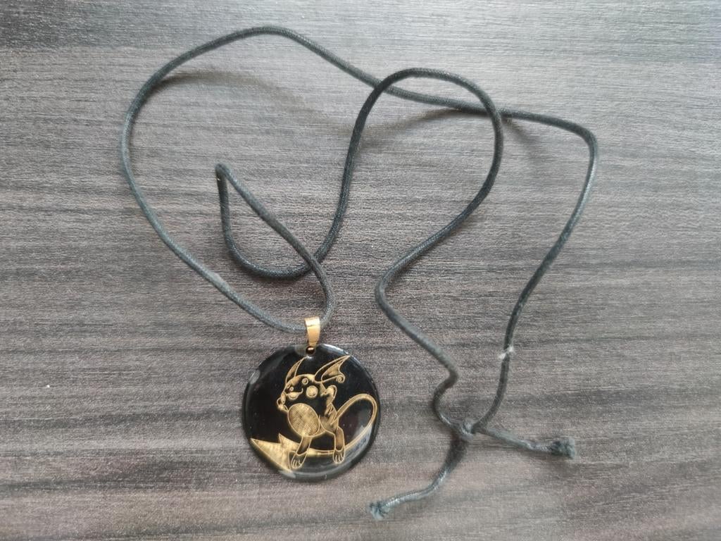 Collier pendentif Pokémon Raichu Noir Doré, Enlèvement ou Envoi, Utilisé, Noir