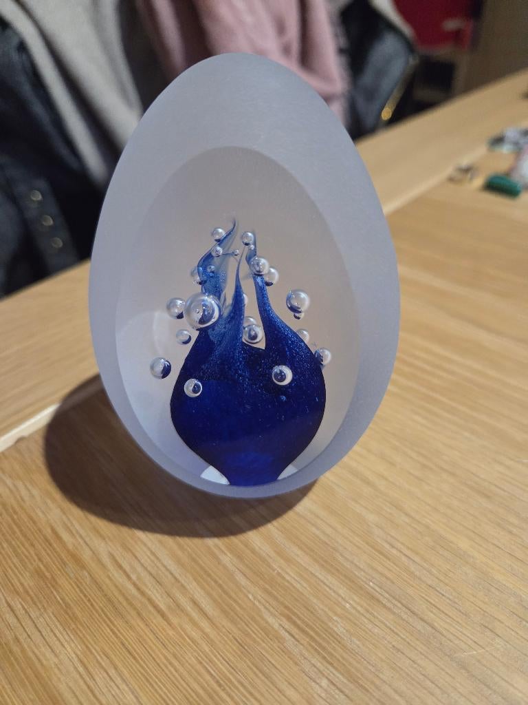 Bohemian handmade art cut glass paperweight dark blue, Enlèvement