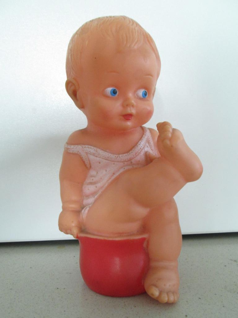 Rubber Toy ; vinyl rubber pieper peuter op potje van 1960's, Ophalen of Verzenden
