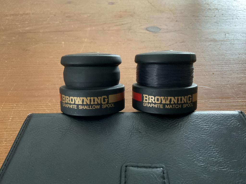 Browning graphite 1 match spool en 1 shallow spool, Watersport en Boten, Ophalen of Verzenden, Zo goed als nieuw, Molen