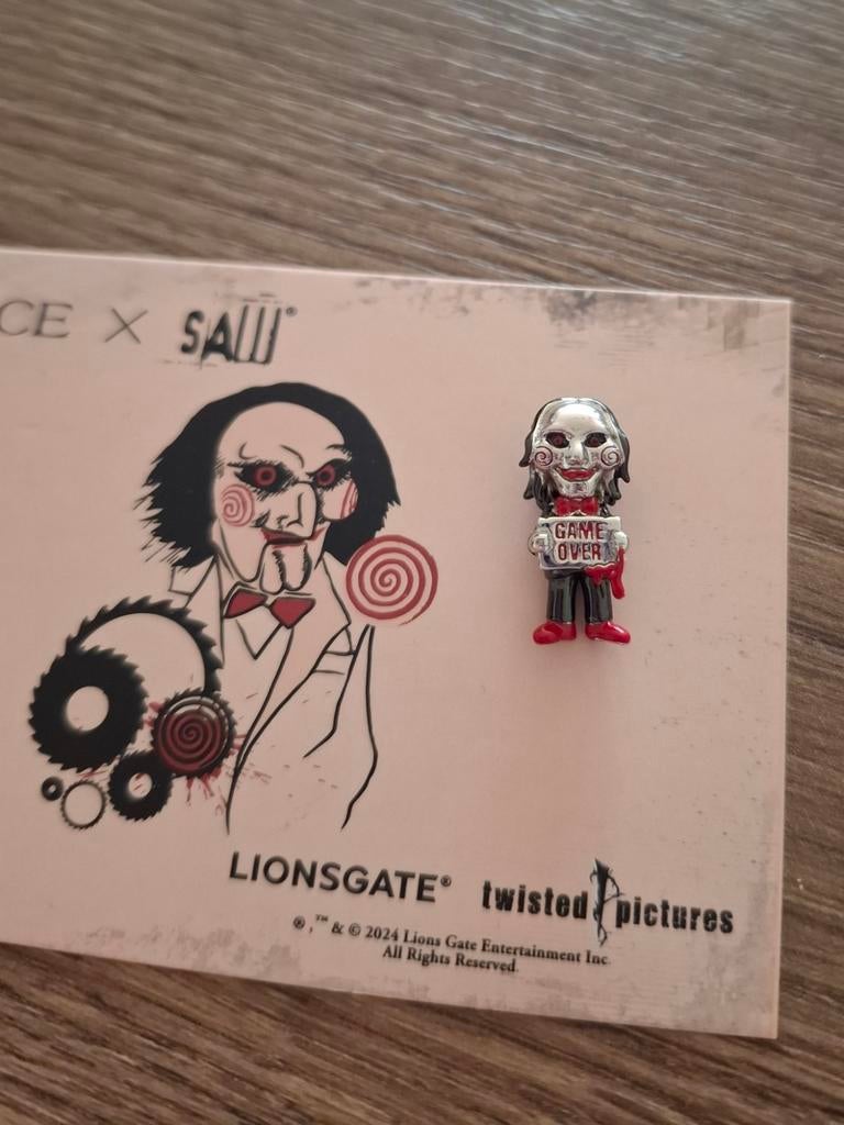 Nieuwe bedel voor armband van horror film 'Saw', Handtassen en Accessoires, Armbanden, Ophalen, Nieuw, Zilver, Zilver