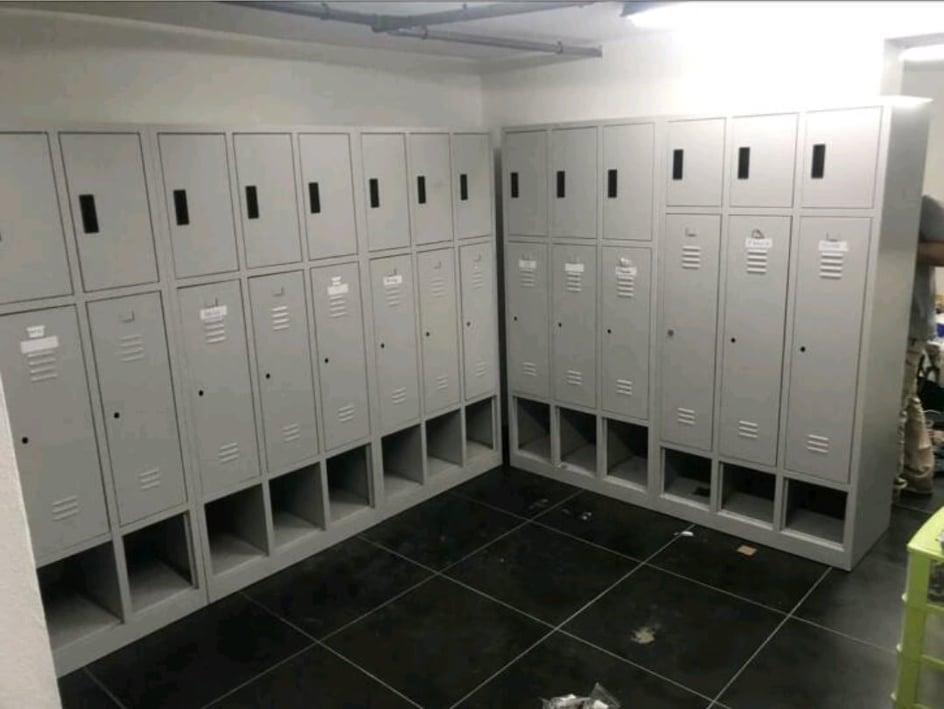 Lot de 10 armoires de 3 portes casiers vestiaires, Ophalen