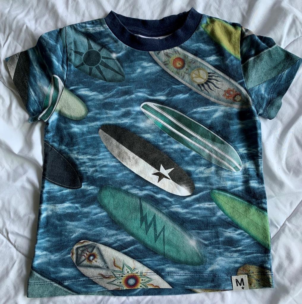 T-shirt jongens blauw met surfplanken Molo maat 92, Garçon, Enlèvement ou Envoi, Molo, Chemise ou À manches longues