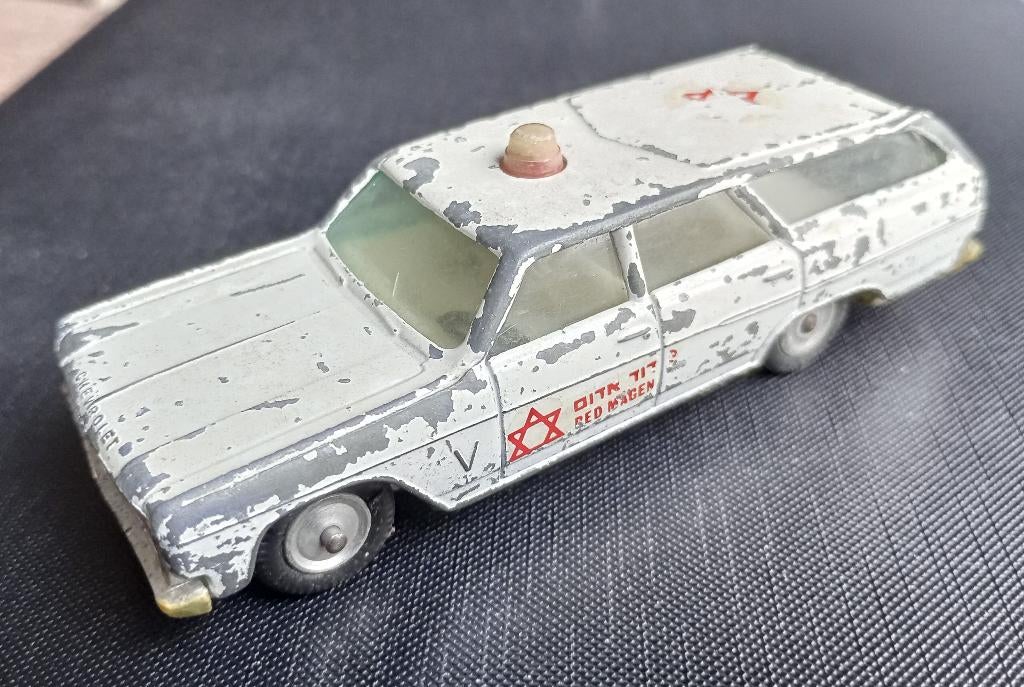 Sabra Chevelle ambulance 1964 uit Israël, 1/43, Hobby en Vrije tijd, Ophalen of Verzenden, Gebruikt, Auto, Overige merken