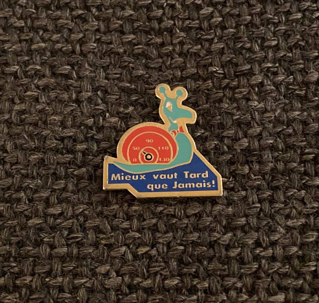 PIN - MIEUX VAUT TARD QUE JAMAIS - SLAK - ESCARGOT, Collections, Envoi, Utilisé, Autres sujets/thèmes, Insigne ou Pin's