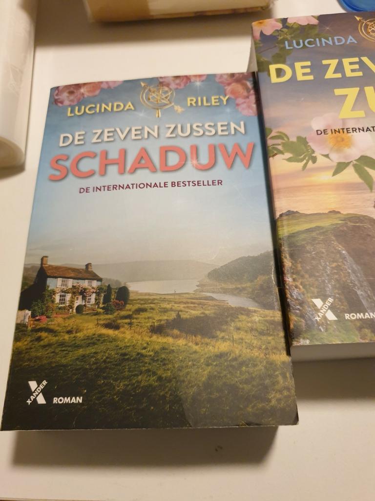 Lucinda Riley - SCHADUW.  Stars verhaal 3e DEEL, Ophalen of Verzenden, Zo goed als nieuw, Lucinda Riley