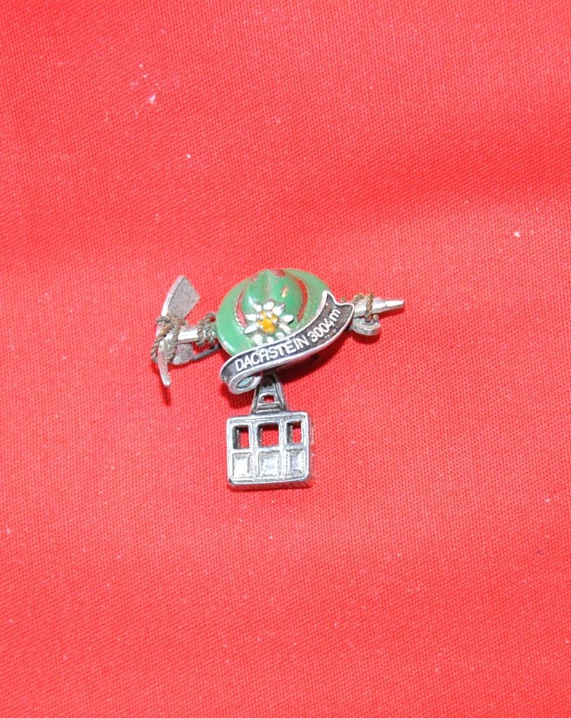 broche souvenir autriche dachstein 3004m (x2021), Bijoux, Sacs & Beauté, Bijoux anciens, Enlèvement ou Envoi, Autres matériaux