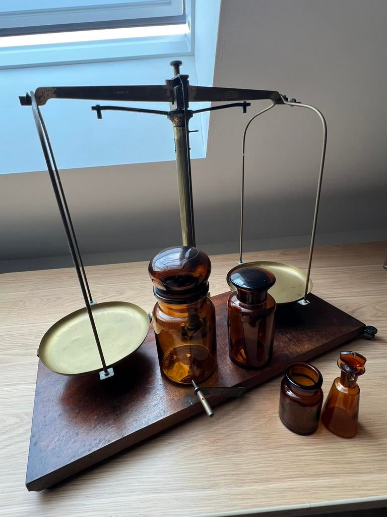 Apotheker weegschaal, Ophalen