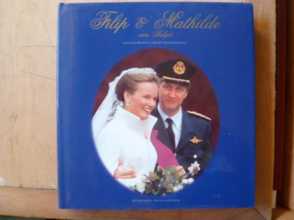 Boek over de geschiedenis Koning Filip en Koningin Mathilde, Verzamelen, Ophalen of Verzenden, Zo goed als nieuw
