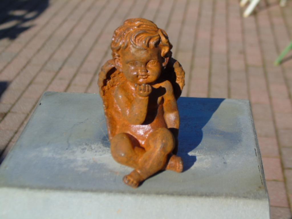 Engel stuurt een kus in roestig gietijzer, Ophalen, Nieuw