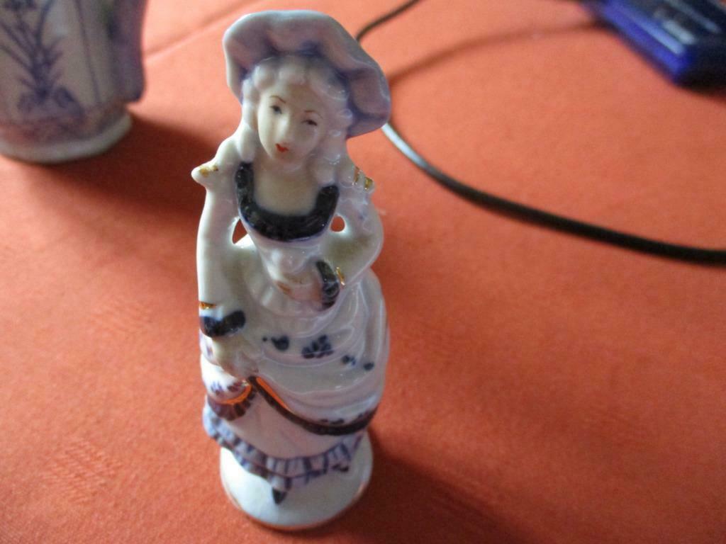 STATUETTE. PORCELAINE., Antiquités & Art, Enlèvement ou Envoi