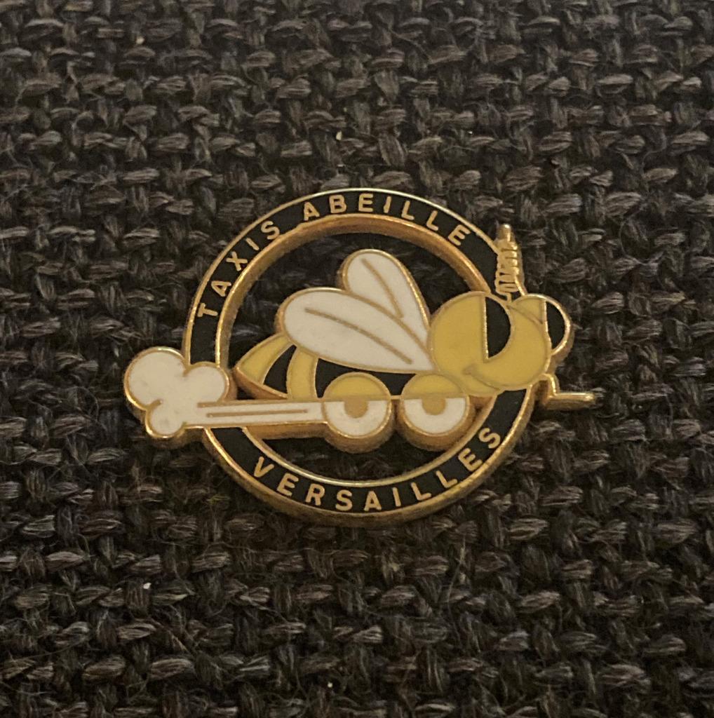 PIN - TAXIS ABEILLE - VERSAILLES - BIJ - BEE, Envoi, Utilisé, Transport, Insigne ou Pin's