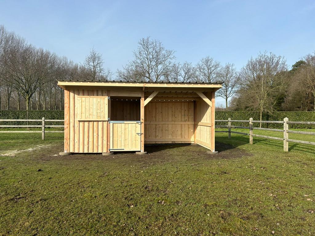 Schuilstal met box 3x6, Dieren en Toebehoren, Stalling en Weidegang, Stalling, Weidegang, 2 of 3 paarden of pony's
