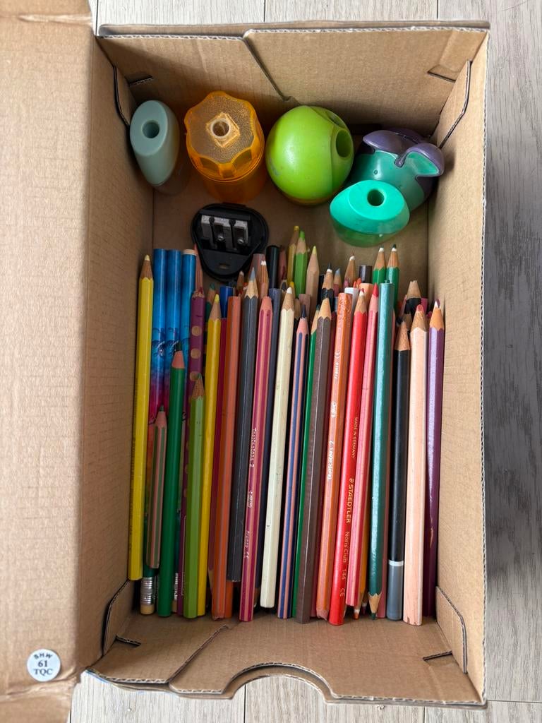 Boîte de crayons de couleur et taille-crayons, Enlèvement ou Envoi, Utilisé, Crayon ou Feutre