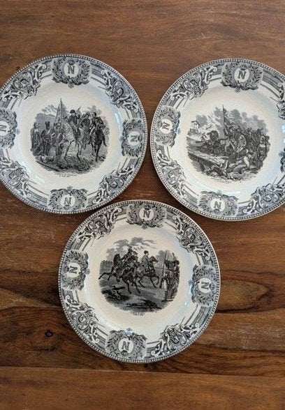 Lot de 3 assiettes en faïence – Thème Napoléon