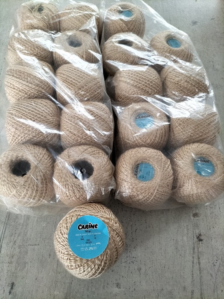 Pelotes de laine Carine beige (20 pelotes) C4., Enlèvement ou Envoi, Crochet, Machine