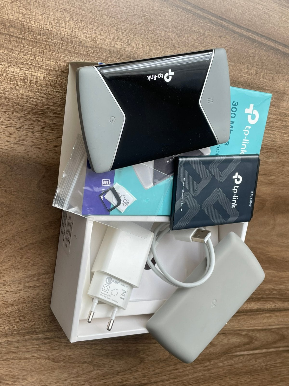 Nieuwstaat Tp link M7450 lte Wifi router  simkaart 60 €, Computers en Software, Routers en Modems, Ophalen, Zo goed als nieuw