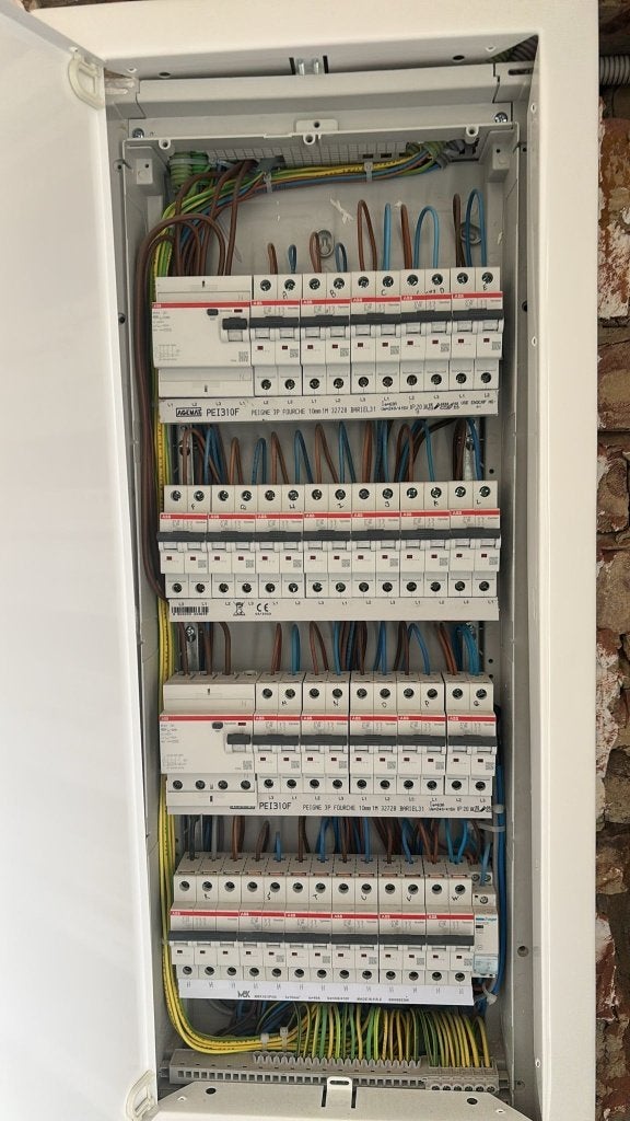 Électricien bàtiment, Service 24h/24