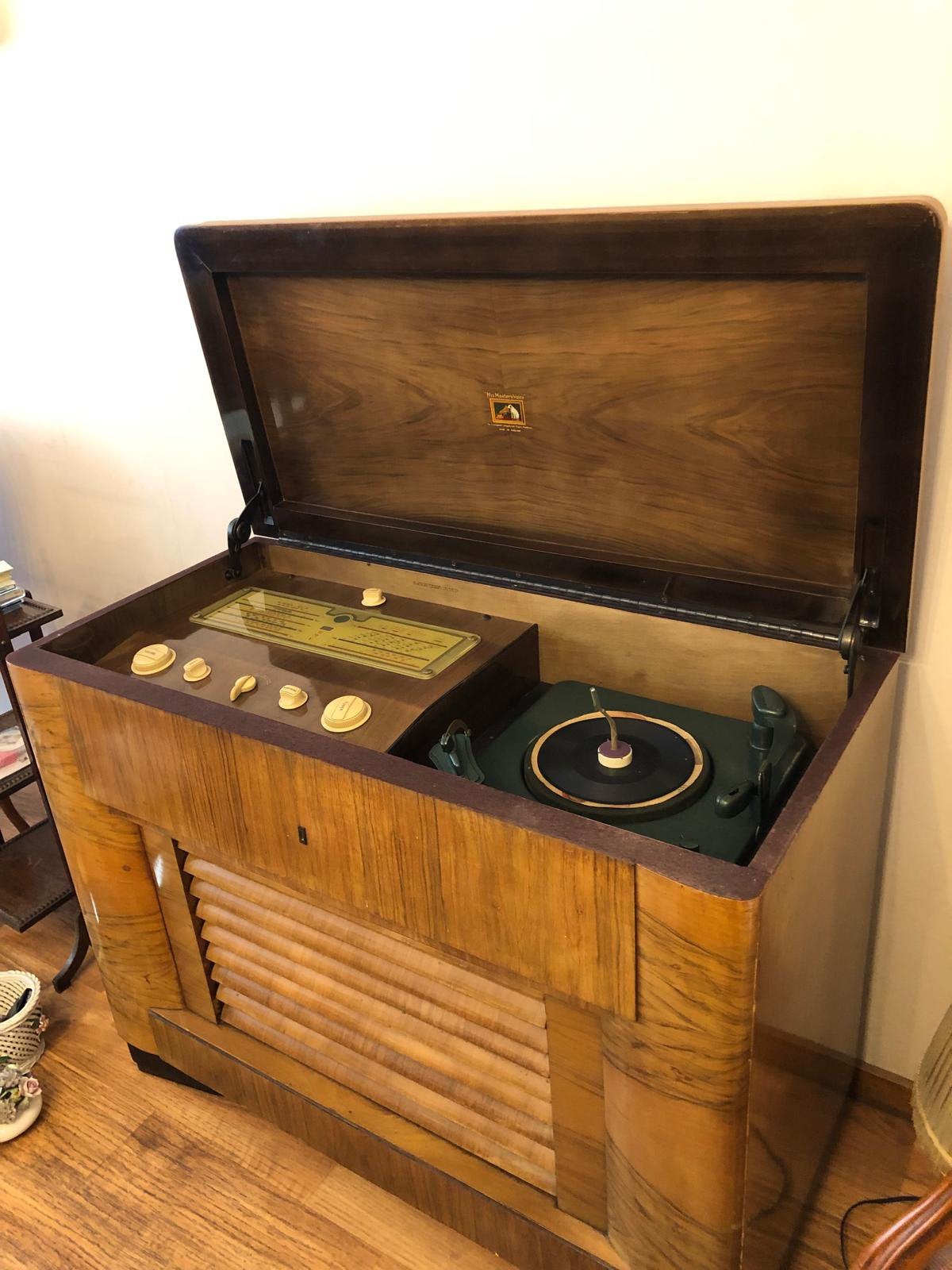 Radio pick up His masters voice, Enlèvement