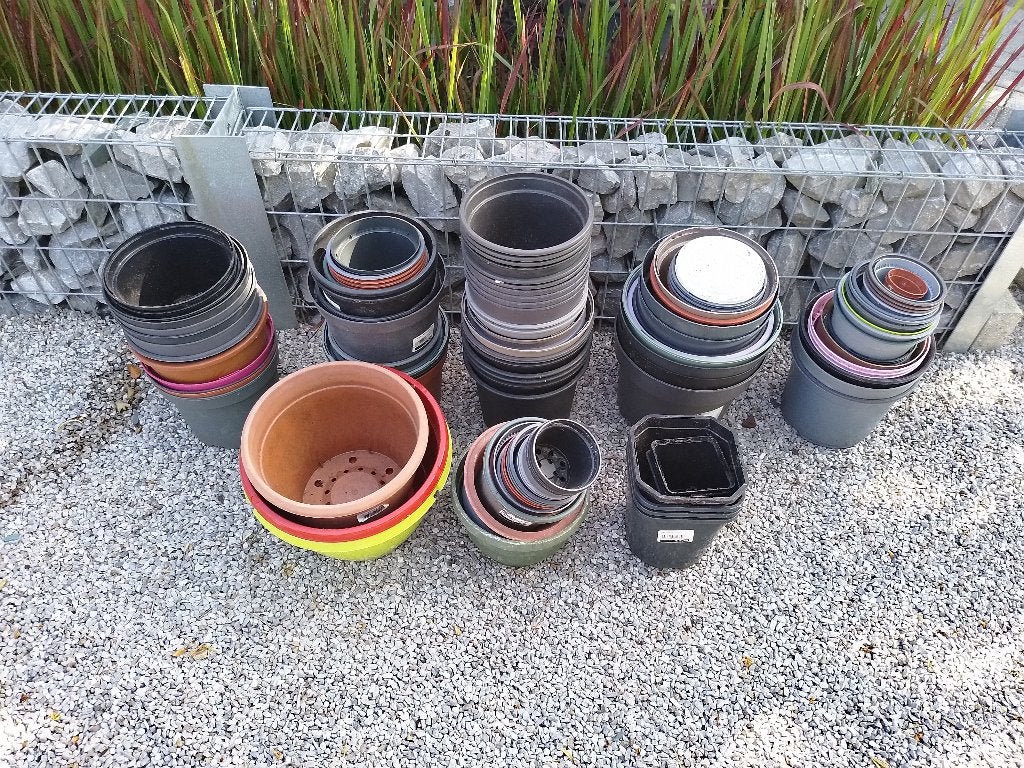Lot de +/- 111 pots de fleurs en PVC, Moins de 25 cm, Rond, Synthétique, Enlèvement