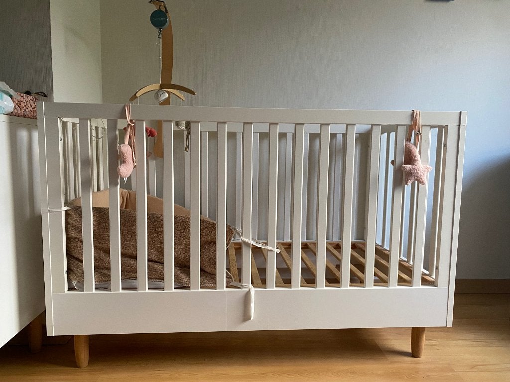 BABYBED met Matras en COMMODE Petite Amelie, Kinderen en Baby's, Ophalen, Zo goed als nieuw, Minder dan 140 cm, Matras