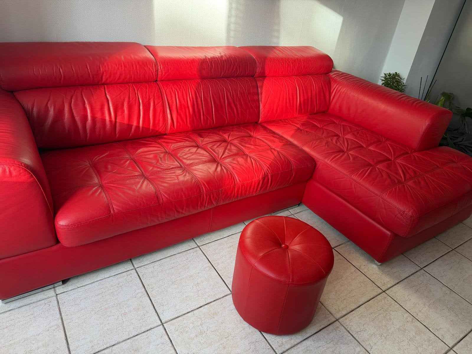 GRAND CANAPÉ D’ANGLE EN CUIR VÉRITABLE ROUGE + POUF, Enlèvement, Comme neuf, Cuir