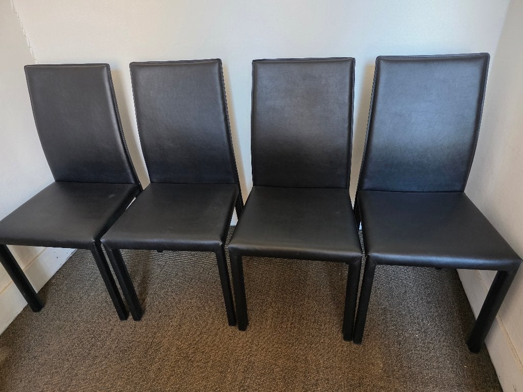4 chaises noires au design épuré – bon état, Huis en Inrichting, Stoelen, Gebruikt, Vier, Kunststof, Metaal, Zwart, Ophalen