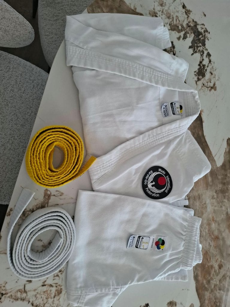 Karatepak Arawaza WKF approved 7 jaar / 122 cm, Sport en Fitness, Maat XS of kleiner, Ophalen of Verzenden, Zo goed als nieuw