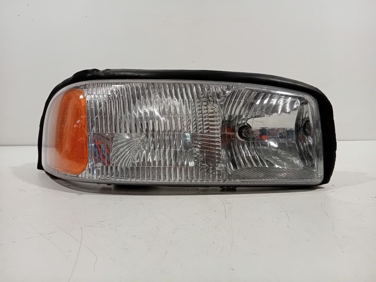 Koplamp rechts GMC Sierra, Onderdelen@venauto.nl, Van der Ven Autorecycling B.V., Ettenseweg 76, 4706 PB Roosendaal, The Netherlands