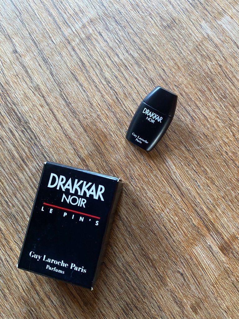 Drakkar noir le Pin’s et sa boîte Collector TB état, Collections, Envoi, Comme neuf, Marque, Insigne ou Pin's