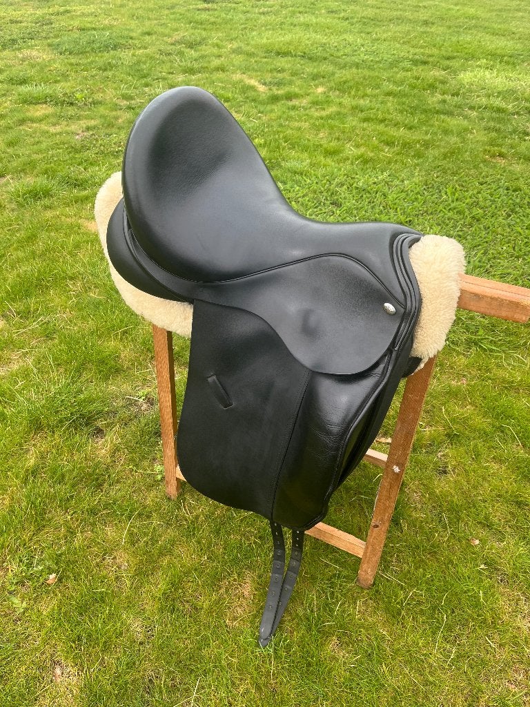 Dressuurzadel Bjorn Vileyn, Animaux & Accessoires, Chevaux & Poneys | Selles, Enlèvement, Comme neuf, Dressage