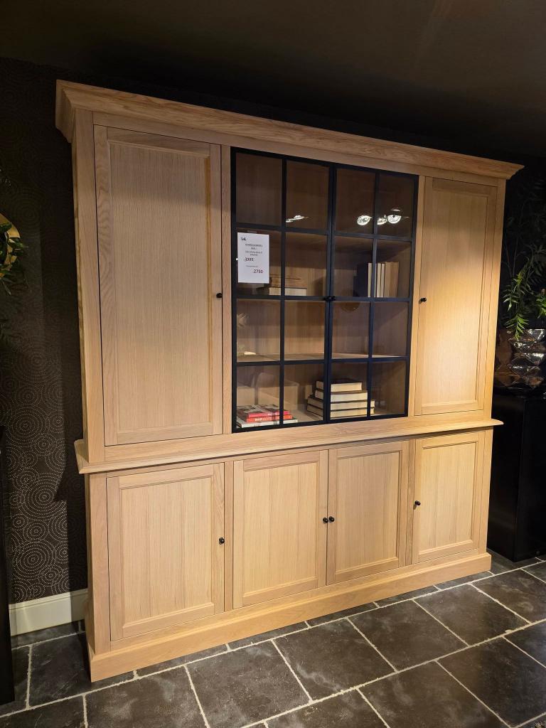 Eiken vitrinekast 4-deurs – NU €2750, Huis en Inrichting, Kasten | Vitrinekasten, Ophalen, Met deur(en), Eikenhout, Nieuw