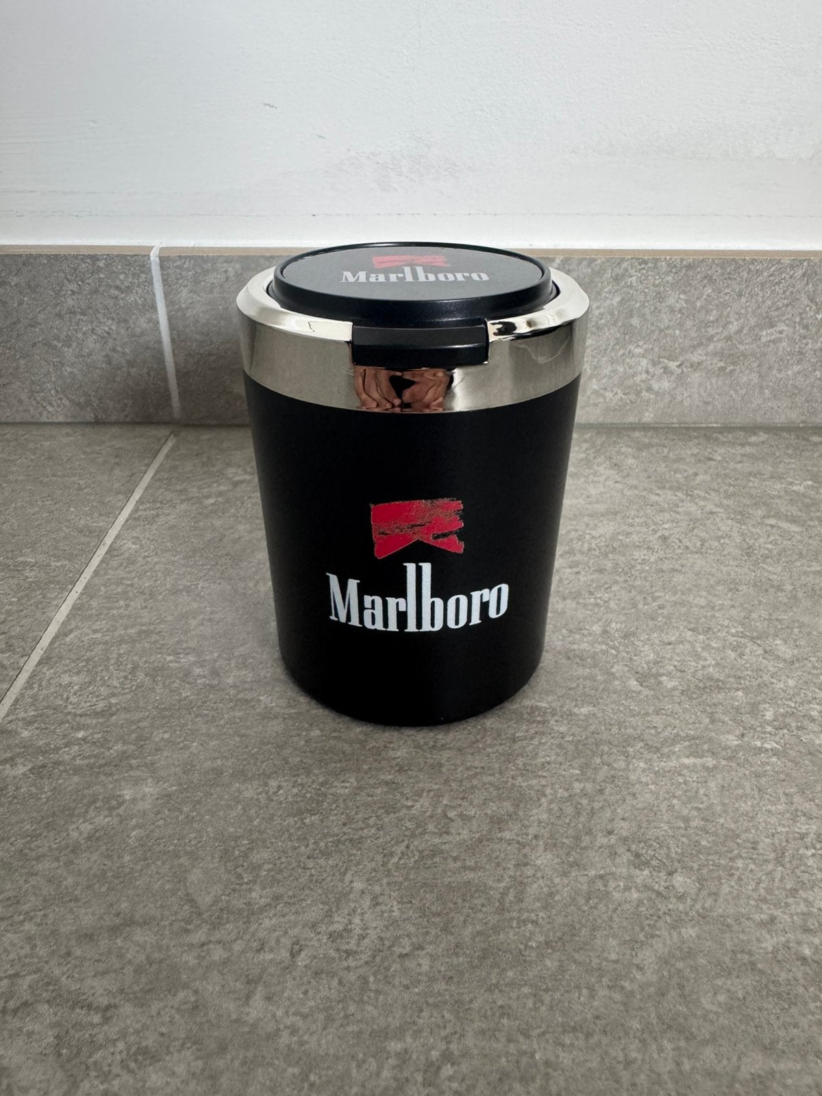 Marlbolo Assenbak, Collections, Articles de fumeurs, Briquets & Boîtes d'allumettes, Enlèvement, Comme neuf