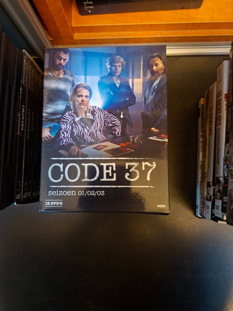 dvd - code 37 seizoenen 1-2-3 - 12 dvd box - doos 2, Cd's en Dvd's, Vanaf 16 jaar, Ophalen of Verzenden, Zo goed als nieuw, Extra's