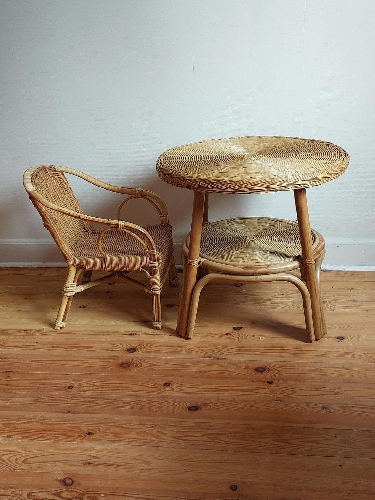 rond bijzettafel (oa wit hout en rotan) en kindnderstoel, Huis en Inrichting, Tafels | Bijzettafels, Ophalen, Rond, Hout
