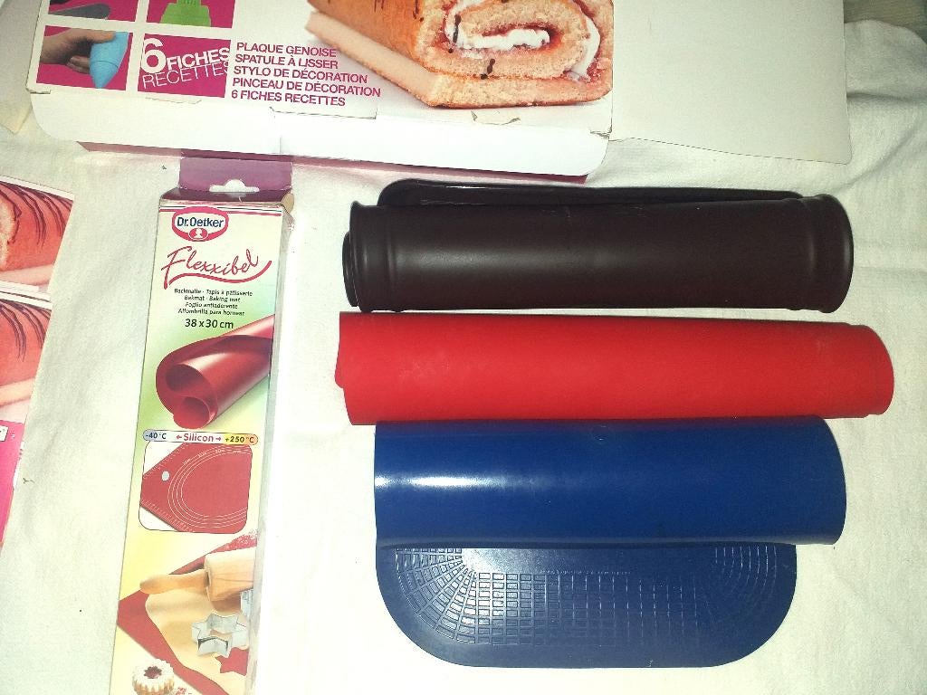 Lot  tapis a pâtisserie + accessoires décorations, Maison & Meubles, Enlèvement ou Envoi