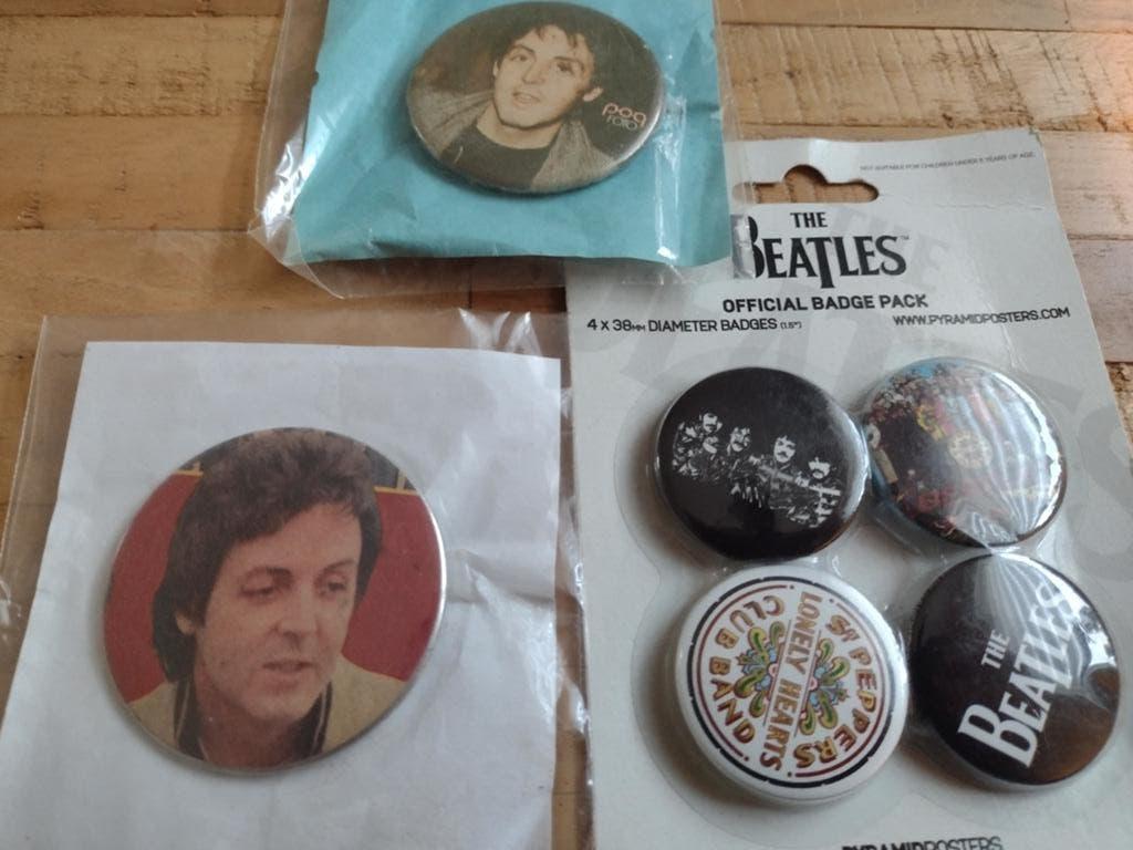 LOT : THE BEATLES : 4 x BADGE + 2 x BADGE PAUL MC CARTNEY, Collections, Enlèvement ou Envoi, Neuf, Ustensile
