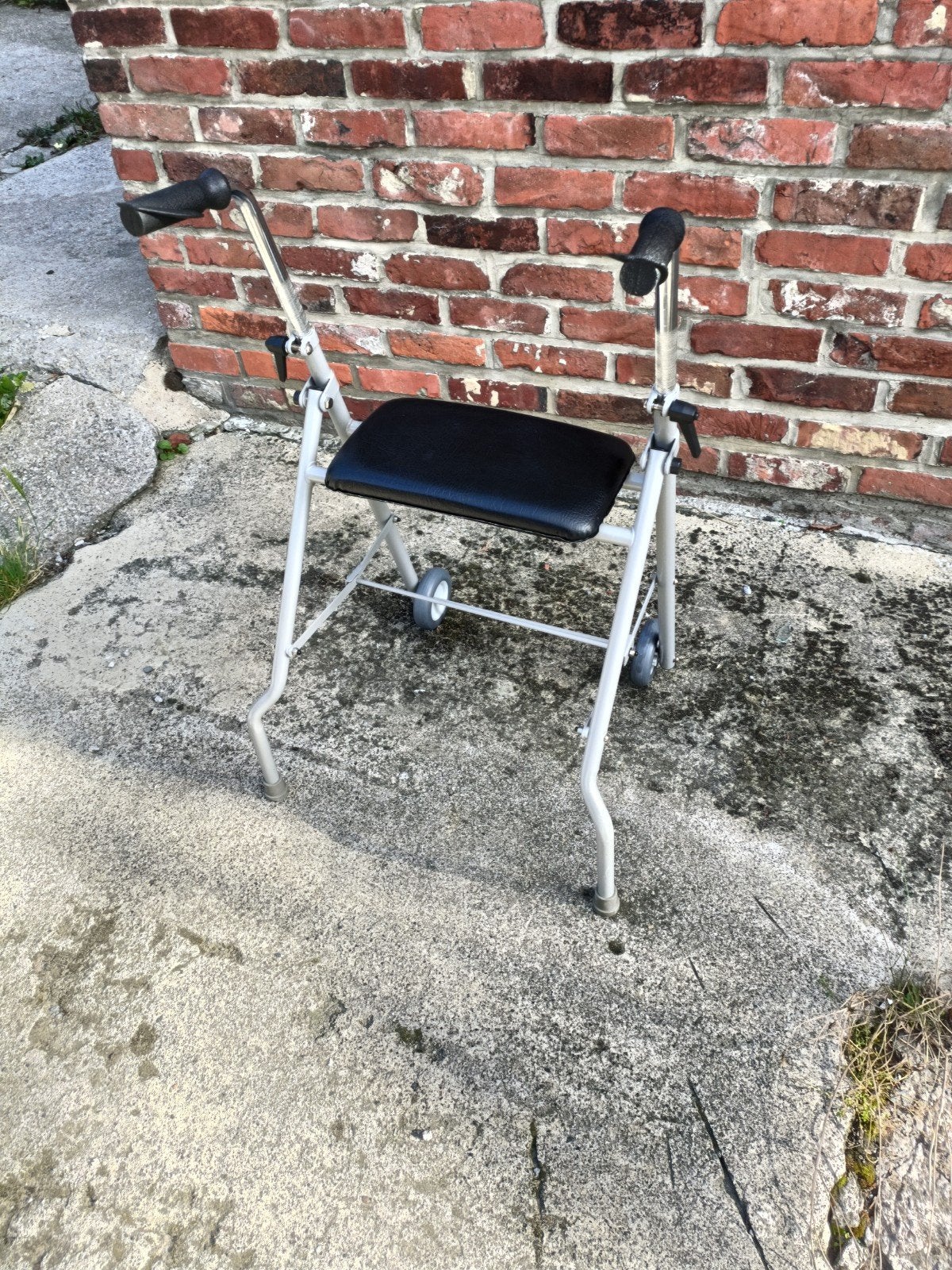Tribune déambulateur 2 pieds 2 roues assise, Ophalen