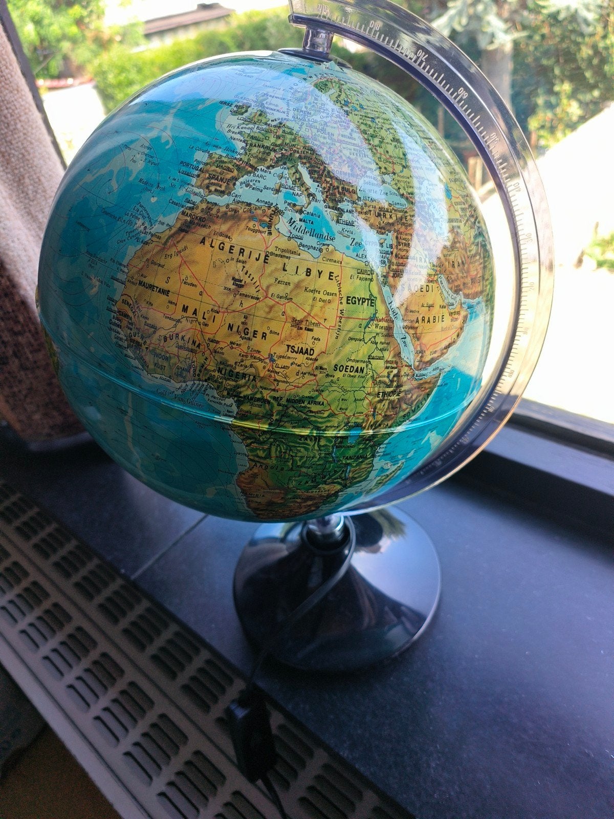 Wereldbol atlas met licht, Enlèvement