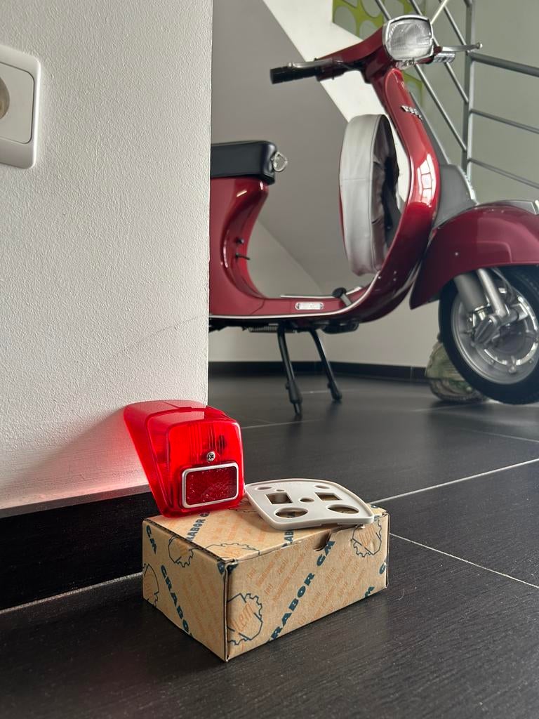 Feu arriere vespa  50 r, Enlèvement ou Envoi