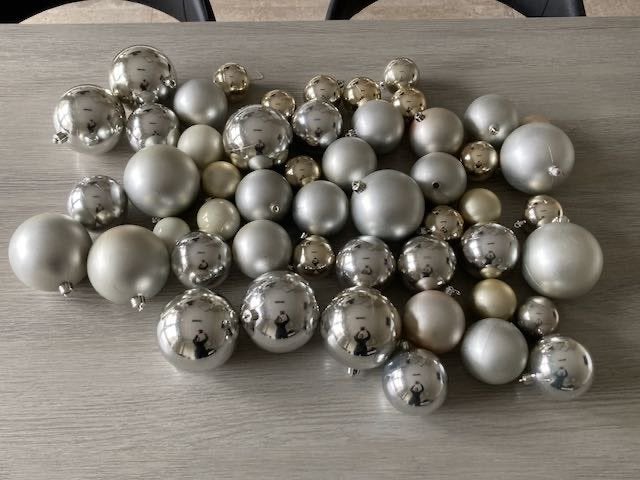 Plastiek kerstballen, 5O stuks van diverse grootte. Zilver., Huis en Inrichting, Ophalen of Verzenden, Gebruikt, Zilver, Kunststof