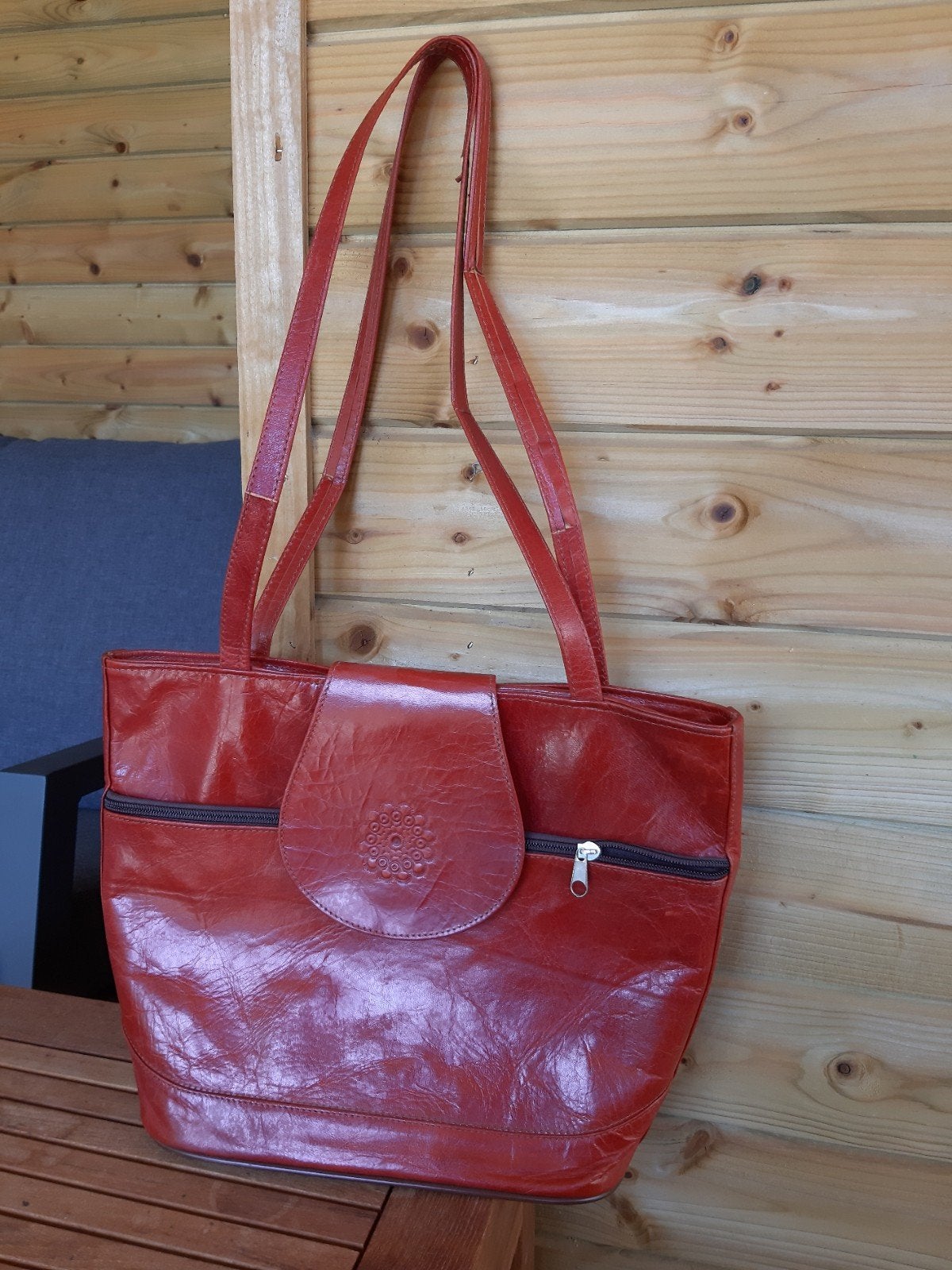 Rode handtas met speciaal dessin op de sluitklep, Ophalen of Verzenden