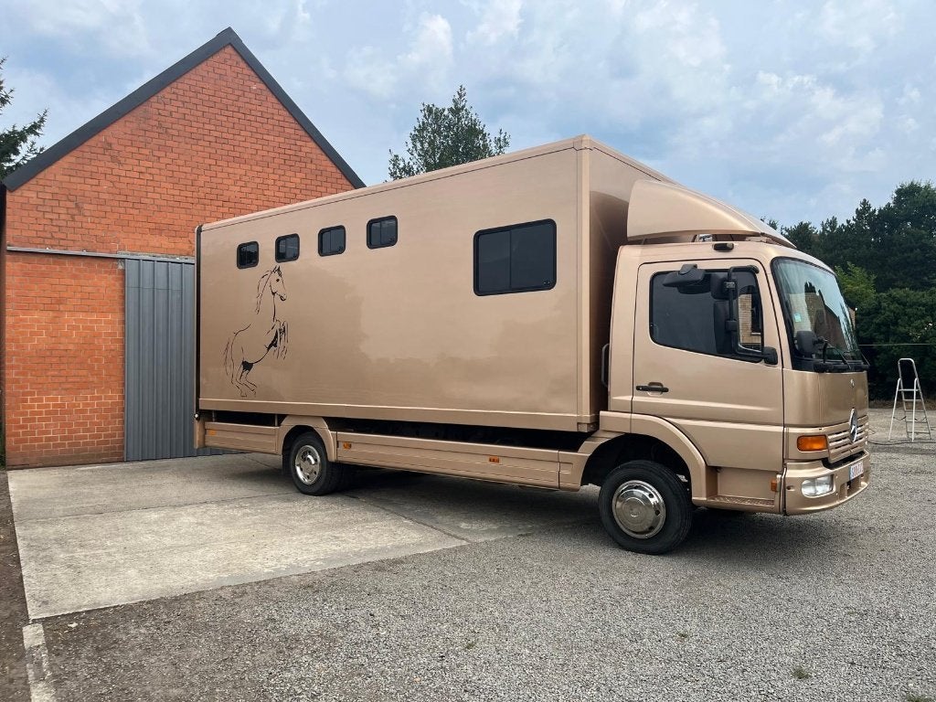 Mercedes Atego Paardenvrachtwagen, Autos, Camions, Particulier, Mercedes-Benz, Diesel, Euro 2, 4 portes, Boîte manuelle, Autres couleurs