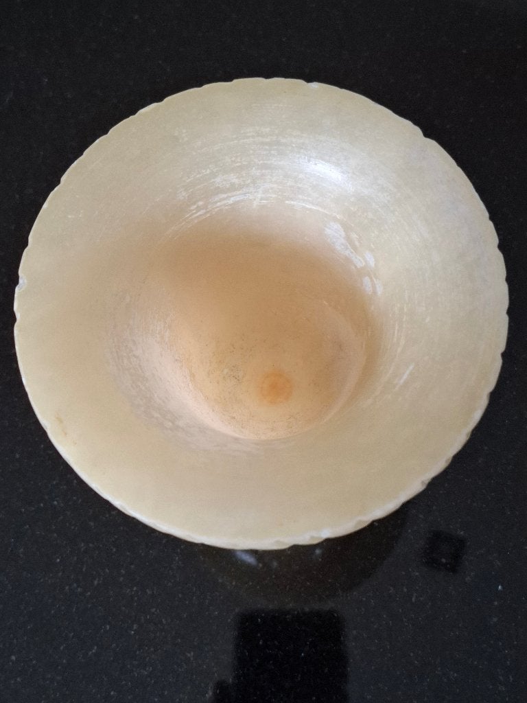 Vintage Albasten Vaas – Neoklassiek Reliëf – 15 cm, Huis en Inrichting, Overige materialen, Gebruikt, Handgemaakt, Beige